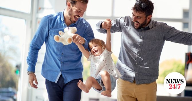 ΣτΕ για ομόφυλα ζευγάρια: Συνταγματικός ο γάμος και η υιοθεσία – “Δεν θίγονται οι παραδόσεις της Εκκλησίας”