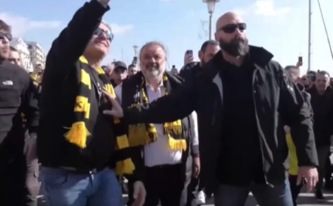 Αποθέωση για Ηλιόπουλο στην Ελασσόνα από φίλους της ΑΕΚ