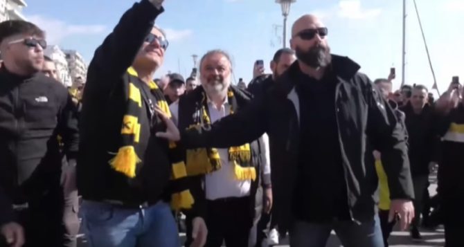 Αποθέωση για τον Μάριο Ηλιόπουλου στo λιμάνι του Βόλου (VIDEO)