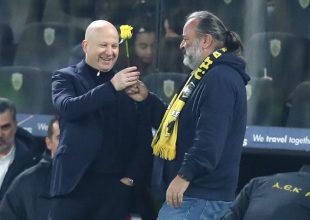 Ο Ηλιόπουλος  έδωσε στον Νίκολιτς ένα κίτρινο τριαντάφυλλο!