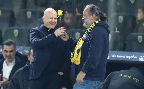 Ο Ηλιόπουλος  έδωσε στον Νίκολιτς ένα κίτρινο τριαντάφυλλο!