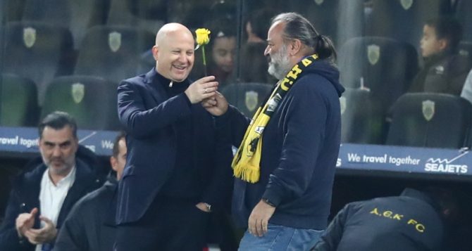 Ο Ηλιόπουλος  έδωσε στον Νίκολιτς ένα κίτρινο τριαντάφυλλο!