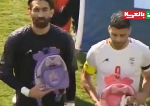 Ιράν: Με σχολικά σακίδια οι παίκτες στην ανάκρουση του εθνικού ύμνου