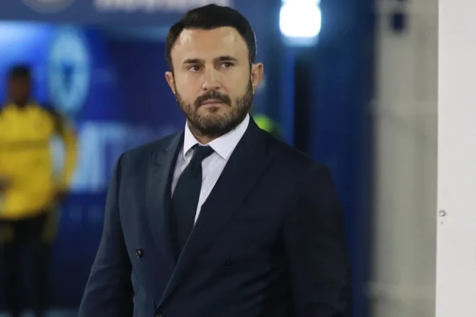 Καρυπίδης στους παίκτες του Άρη: “Αφήστε να αποδοκιμάζει εμένα ο κόσμος, κλείστε τα αυτιά σας και μείνετε ενωμένοι”