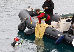 Βουλιαγμένη: Βρέθηκαν βατραχοπέδιλα και φιάλη οξυγόνου – Συνεχίζεται η έρευνα για τον δύτη