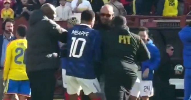Εθνική Γαλλίας: Ο Εμπαπέ μπήκε στη μέση και προστάτευσε από τους σεκιούριτι πιτσιρικά οπαδό που μπούκαρε στο γήπεδο