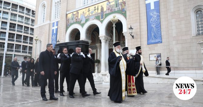 Μαρινέλλα: Ξεκίνησε το λαϊκό προσκύνημα – Με χειροκροτήματα έφτασε