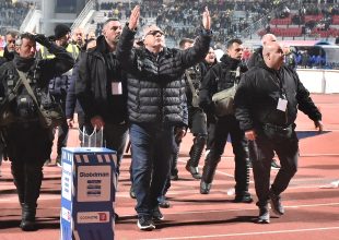 Απίστευτη πρόκληση: Ο Μπέος έστελνε «φιλάκια» στον κόσμο της ΑΕΚ!