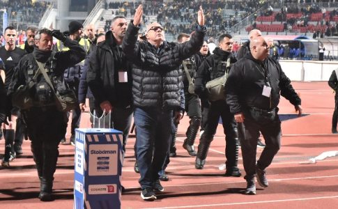 Απίστευτη πρόκληση: Ο Μπέος έστελνε «φιλάκια» στον κόσμο της ΑΕΚ!