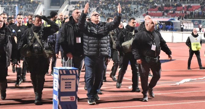 Απίστευτη πρόκληση: Ο Μπέος έστελνε «φιλάκια» στον κόσμο της ΑΕΚ!