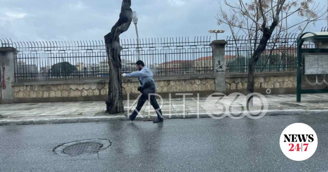 Κρήτη: Ακυρώθηκαν όλες οι παρελάσεις, αλλά ένας πολίτης τίμησε μόνος του την 25η Μαρτίου