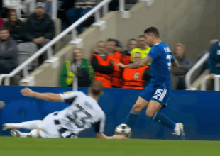 Πέναλτι το «χέρι στήριξης – τσούληγμα» στο Νιούκαστλ-Καραμπάγκ