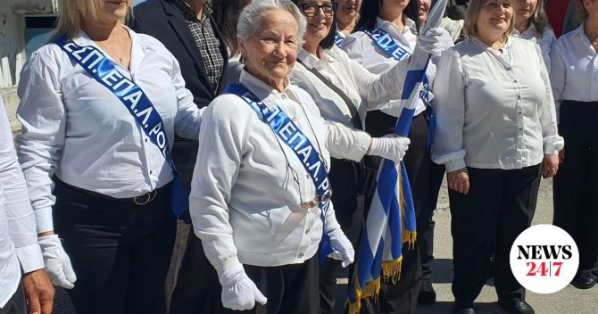 Ρόδος: Η 82χρονη κυρία Σοφία, μαθήτρια του Εσπερινού ΕΠΑΛ, παρέλασε και συγκίνησε