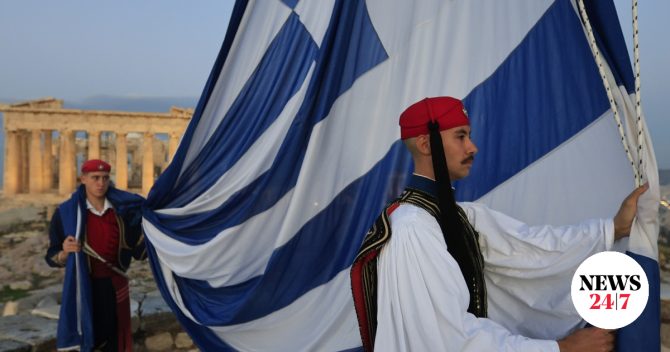 25η Μαρτίου: Συγκίνηση στην έπαρση της σημαίας στην Ακρόπολη