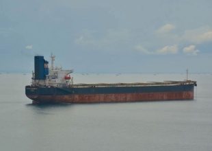 Χτυπήθηκε ελληνόκτητο πλοίο πρώην μετόχου της ΠΑΕ ΑΕΚ στα Στενά του Ορμούζ