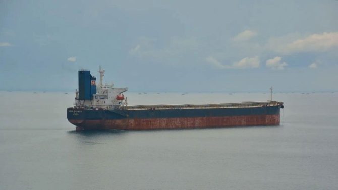 Χτυπήθηκε ελληνόκτητο πλοίο πρώην μετόχου της ΠΑΕ ΑΕΚ στα Στενά του Ορμούζ