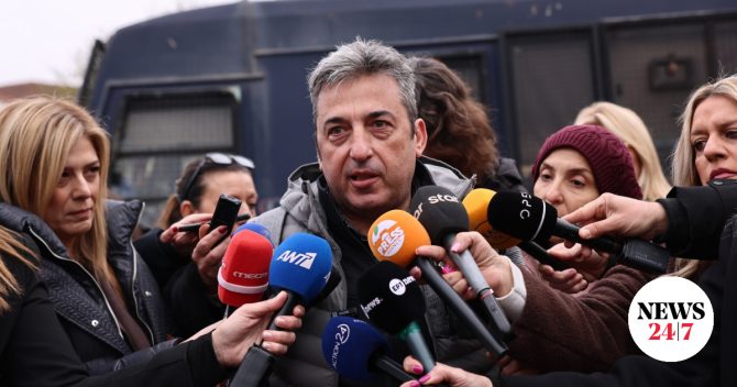 Δίκη για τα Τέμπη: Πλήθος κόσμου στη Λάρισα στο πλευρό των συγγενών