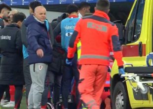 Σοκ στην Τουρκία: Λιποθύμησε ο προπονητής της Κ21 κατά τη διάρκεια του αγώνα με την Ιταλία