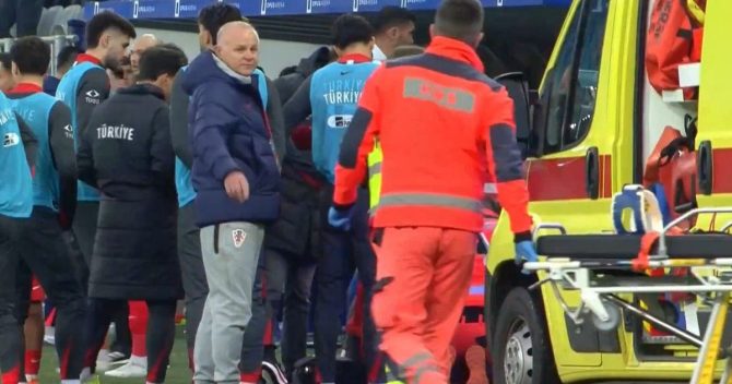 Σοκ στην Τουρκία: Λιποθύμησε ο προπονητής της Κ21 κατά τη διάρκεια του αγώνα με την Ιταλία