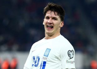 Από τον “Πελέ της Αλβανίας” στον Χρήστο Τζόλη: Οι Έλληνες της Βορείου Ηπείρου που κλήθηκαν να επιλέξουν την Εθνική μας ή τους γείτονες