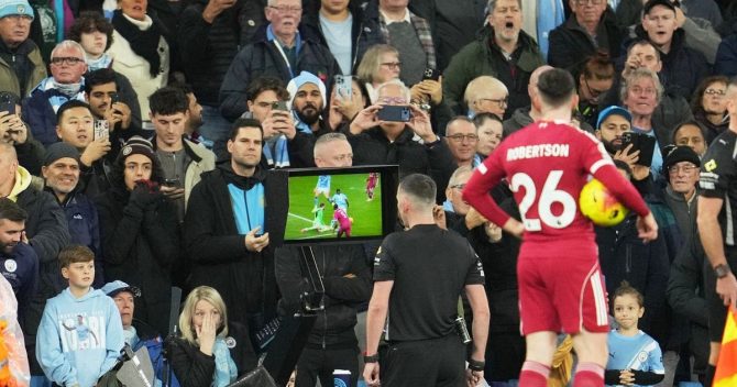 Premier League: Το VAR δεν αρέσει στους Άγγλους οπαδούς – Το 75% είναι αντίθετο στη χρησιμοποίησή του
