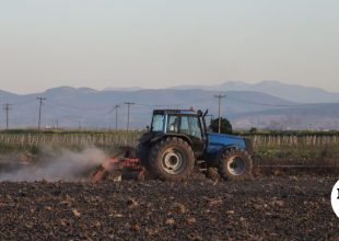Εύβοια: Νεκρός άνδρας που καταπλακώθηκε από το τρακτέρ του