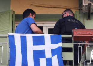 Θεσσαλονίκη: Λήξη συναγερμού για τον 20χρονο που πετούσε αντικείμενα από το μπαλκόνι