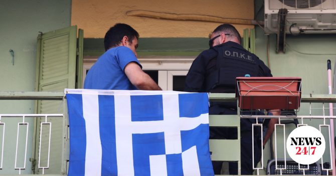 Θεσσαλονίκη: Λήξη συναγερμού για τον 20χρονο που πετούσε αντικείμενα από το μπαλκόνι