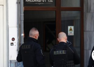 Θεσσαλονίκη: ΟΠΚΕ και διαπραγματευτής για τον 20χρονο που πετούσε αντικείμενα από το μπαλκόνι