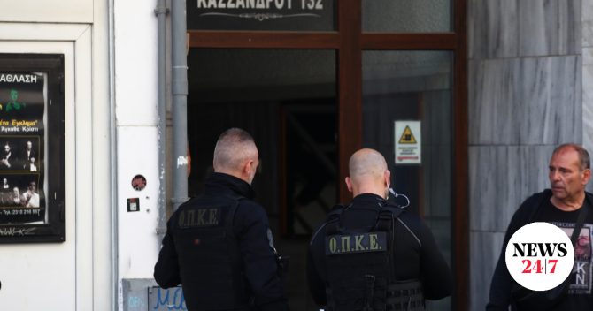 Θεσσαλονίκη: ΟΠΚΕ και διαπραγματευτής για τον 20χρονο που πετούσε αντικείμενα από το μπαλκόνι