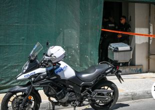 Συνελήφθη μετά από 6 ώρες ο 89χρονος που άνοιξε πυρ σε ΕΦΚΑ και Λουκάρεως