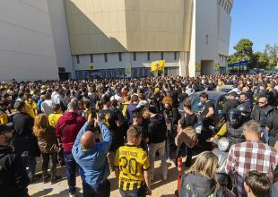 Χιλιάδες οπαδοί της ΑΕΚ έξω από την Allwyn Arena για την ανοιχτή προπόνηση