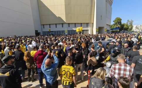Χιλιάδες οπαδοί της ΑΕΚ έξω από την Allwyn Arena για την ανοιχτή προπόνηση