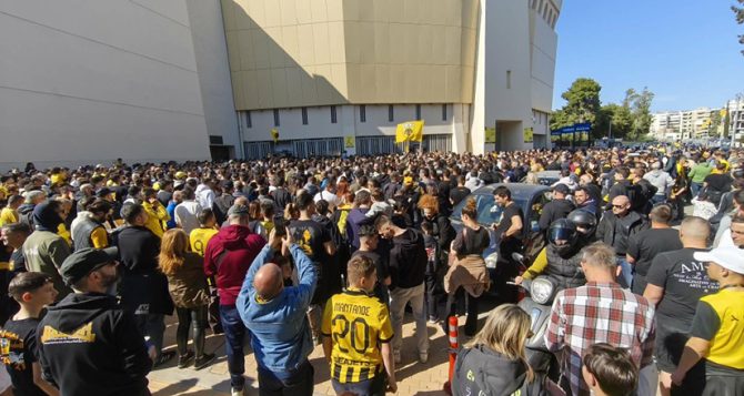 Χιλιάδες οπαδοί της ΑΕΚ έξω από την Allwyn Arena για την ανοιχτή προπόνηση