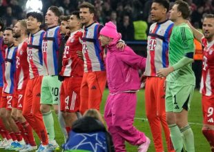 Μπάγερν: Ο Λέναρτ Καρλ έκλεψε την παράσταση με το εκκεντρικό ροζ outfit του, χωρίς καν να πατήσει χορτάρι