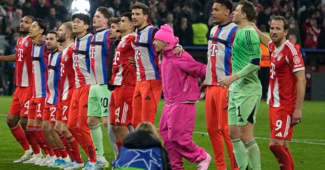 Μπάγερν: Ο Λέναρτ Καρλ έκλεψε την παράσταση με το εκκεντρικό ροζ outfit του, χωρίς καν να πατήσει χορτάρι