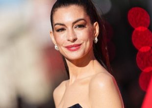 Αγγλία: Η Αν Χάθαγουεϊ με εντυπωσιακό φόρεμα και φανέλα της Άρσεναλ στον ώμο στην πρεμιέρα της ταινίας της