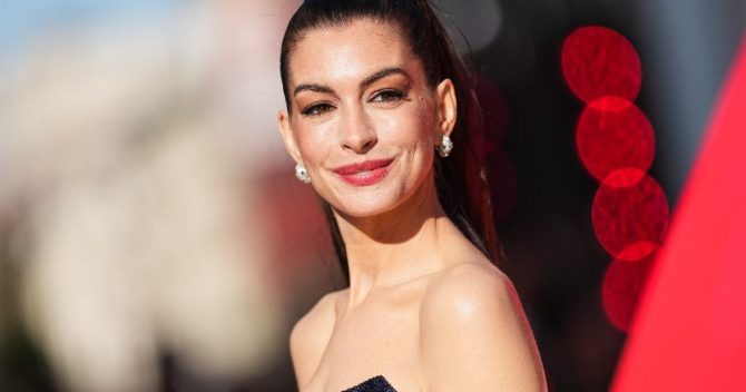 Αγγλία: Η Αν Χάθαγουεϊ με εντυπωσιακό φόρεμα και φανέλα της Άρσεναλ στον ώμο στην πρεμιέρα της ταινίας της