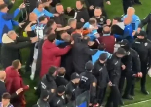 Τράμπζονσπορ – Γαλατασαράι: Χάος μετά τη λήξη του ματς, συμπλοκή των ποδοσφαιριστών και αποβολή του Μπαρντακσί