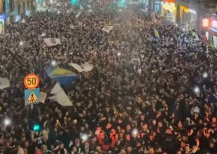 Μουντιάλ 2026: Κάηκε το Σαράγεβο για την πρόκριση της Βοσνίας, χιλιάδες κόσμου κατέκλεισαν την πρωτεύουσα και άναψαν καπνογόνα