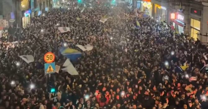 Μουντιάλ 2026: Κάηκε το Σαράγεβο για την πρόκριση της Βοσνίας, χιλιάδες κόσμου κατέκλεισαν την πρωτεύουσα και άναψαν καπνογόνα