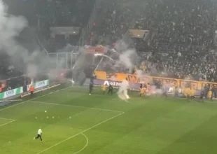 Επεισόδια μεταξύ οπαδών της Ντιναμό Δρέσδης και της Χέρτα, εισβολή και φωτοβολίδες στον αγωνιστικό χώρο προκάλεσαν την παρέμβαση της αστυνομίας