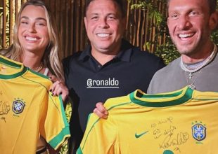 Σαμπαλένκα: Πόζαρε με το “Φαινόμενο” και πήρε υπογεγραμμένη φανέλα της Βραζιλίας