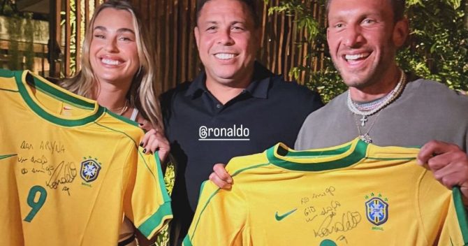 Σαμπαλένκα: Πόζαρε με το “Φαινόμενο” και πήρε υπογεγραμμένη φανέλα της Βραζιλίας