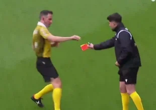 Φιάσκο στο Ουέσκα – Λα Κορούνια: Ο διαιτητής ξέχασε τις κάρτες και το κατάλαβε στο 22′