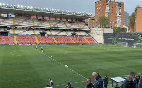 Μικρότερος αγωνιστικός χώρος στο Βαγιέκας για το Ράγιο – ΑΕΚ