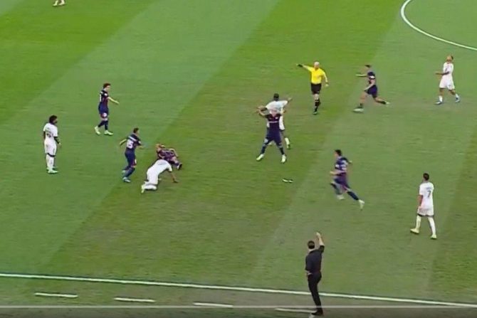 Σοκαριστική στιγμή στο ασιατικό Champions League: Πρώην παίκτης των ΠΑΟΚ και ΠΑΣ Γιάννινα έμεινε αναίσθητος από κλωτσιά στο κεφάλι