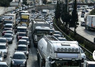 Κίνηση στους δρόμους: Ντεραπάρισε φορτηγό στη Βουλιαγμένης – Ουρές χιλιομέτρων στον Κηφισό