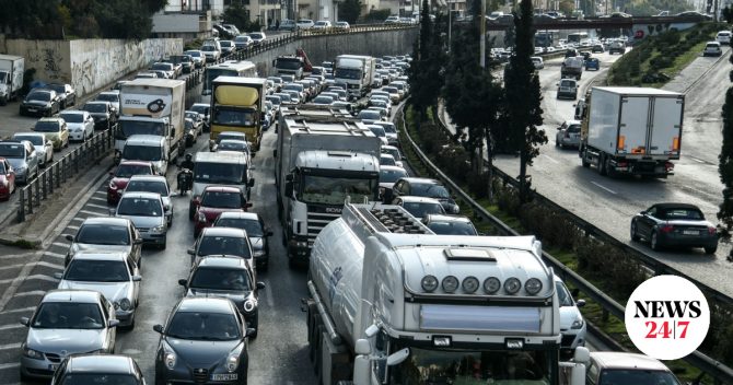 Κίνηση στους δρόμους: Ντεραπάρισε φορτηγό στη Βουλιαγμένης – Ουρές χιλιομέτρων στον Κηφισό