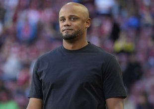 Μπάγερν: Ο πατέρας του Βενσάν Κομπανί εμφανίστηκε στη Βουλή με κασκόλ της ομάδας μετά την πρόκριση